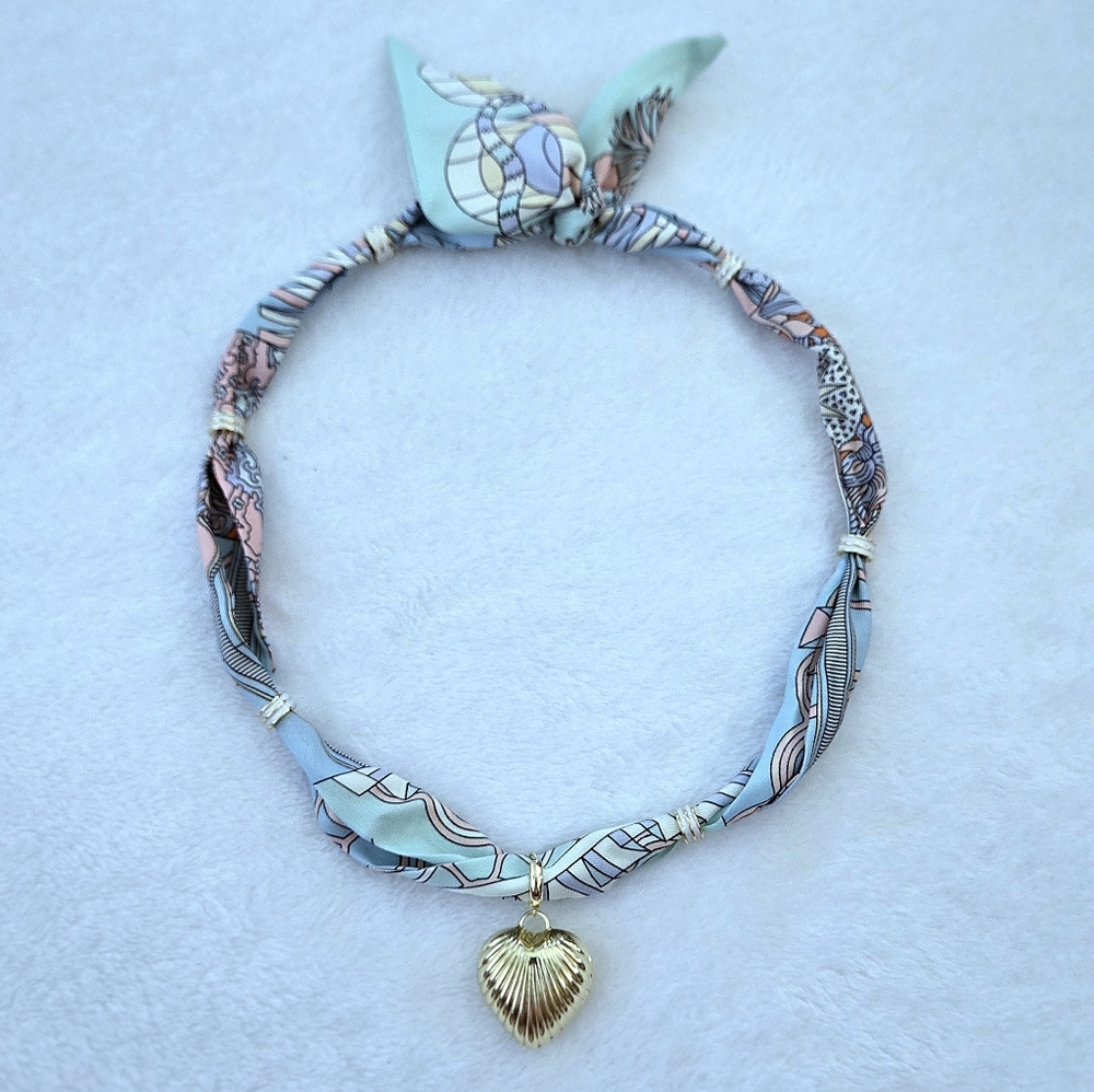 Gemelli👭 Scarf Necklace with Scalloped Gold Heart💛 Pendant - NWT - Picture 9 of 16